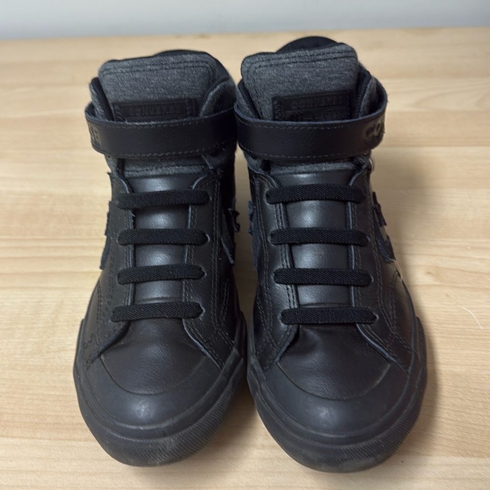 Converse Boys Sneakers in Black. Size US 3